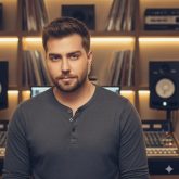 دانلود آهنگ عاشقانه «آخه قربون اون ناز نگات برم من» از آرشا رادین